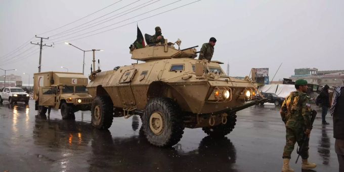 Afghanische Sicherheitskräfte kommen am 29.01.2018 in Kabul, Afghanistan, zur Marshal Fahim Militärakademie, wo es zu einem Angriff kam. Afghanische Sicherheitskräfte kommen am 29.01.2018 in Kabul, Afghanistan, zur Marshal Fahim Militärakademie, wo es zu einem Angriff kam.