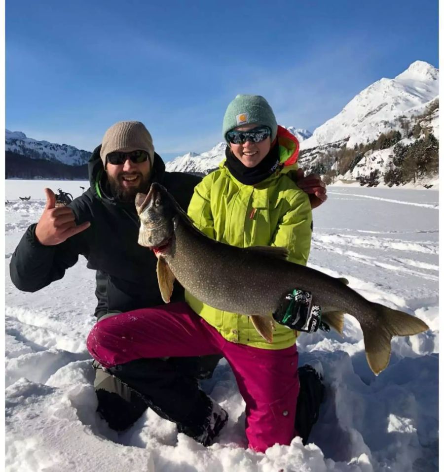 Das Ziel beim Eisfischen auf dem Silsersee ist klar: Es sollen möglichst viele Namaycush herausgezogen werden. Auf dem Bild hat ein grosses Exemplar davon angebissen.