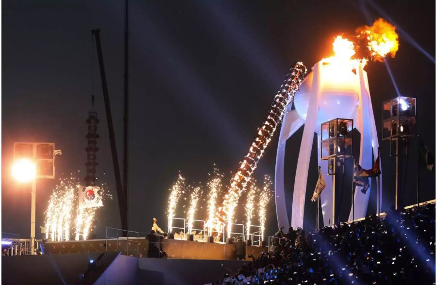 Das Olympische Feuer wird entzündet.