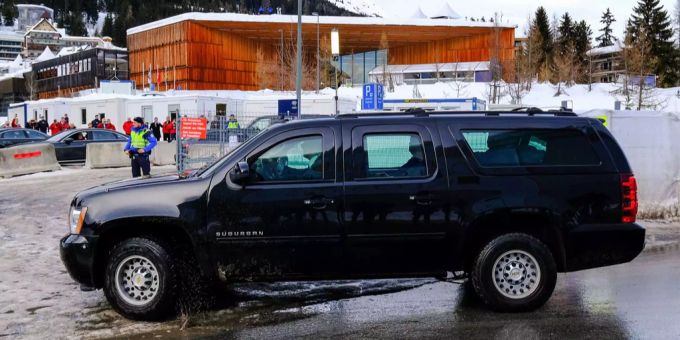 US-Präsident am WEF - Wagen aus Trump-Konvoi fährt Polizisten an