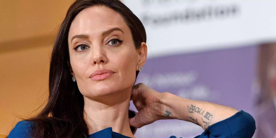 Angelina Jolie soll kochen vor Wut. Grund: Brad Pitt hat die gemeinsamen Kinder seiner Ex Jennifer Aniston vorgestellt.