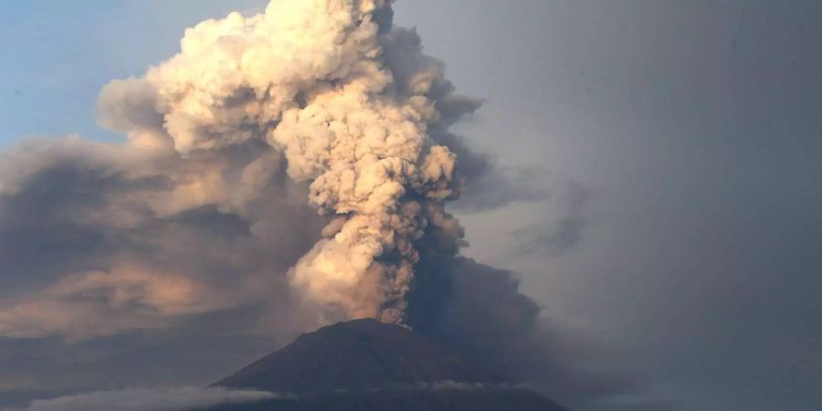 Der Vulkan Mount Agung spuckt in Karangasem, Bali, Rauch und Asche.