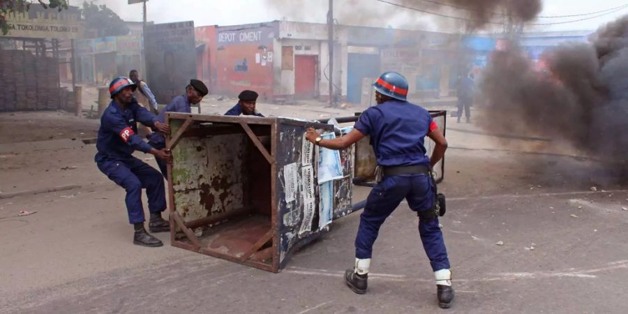 Die kongolesische Polizei geht mit Tränengas gegen Demonstrierende vor.