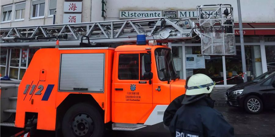 Bei einem Brand in dem Gebäude sind mindestens vier Menschen ums Leben gekommen.