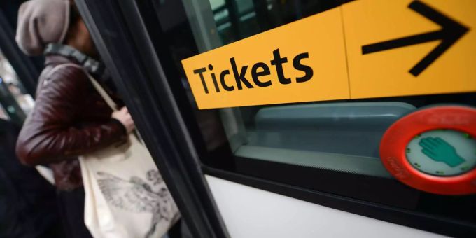 Eine Person steigt in einen Bus ein. (Symbolbild) Bus Ticketverkauf
