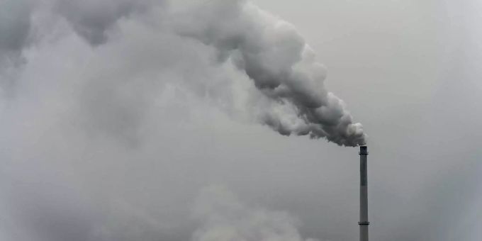 Qualm steigt aus dem Schornstein einer Fabrik. (Symbolbild) Klimaschutz
