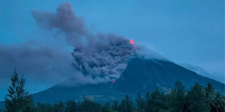 Rauch steigt auf und Lava fliesst in Legazpi (Philippinen) den Vulkan Mayon hinunter. Mayon ist der aktivste Vulkan auf den Philippinen, sein letzter Ausbruch mit Todesopfern war 2013.