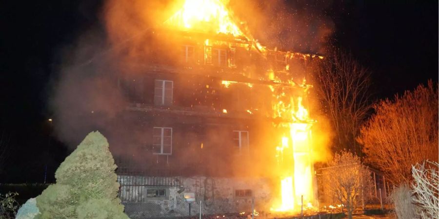Das Haus steht in Vollbrand.