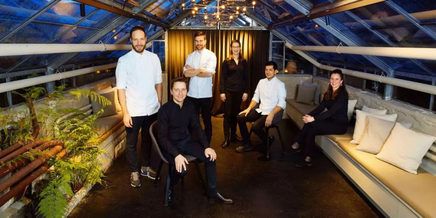 Zu Tisch im Gewächshaus: Das Team des Restaurants Eisblume in Worb.