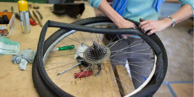 In Repair-Cafés reparieren Ehrenamtliche kaputte Gegenstände. In Repair-Cafés reparieren Ehrenamtliche kaputte Gegenstände.