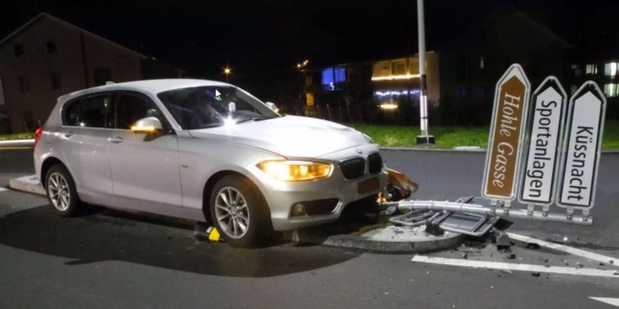 Das Auto der 26-Jährigen prallte gegen einen Wegweiser.