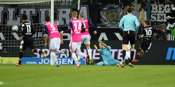 Hazard (rechts) bringt Gladbach früh mit 1:0 in Führung.
