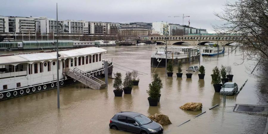 Die Seine in Paris ist an mehreren Stellen über die Ufer getreten