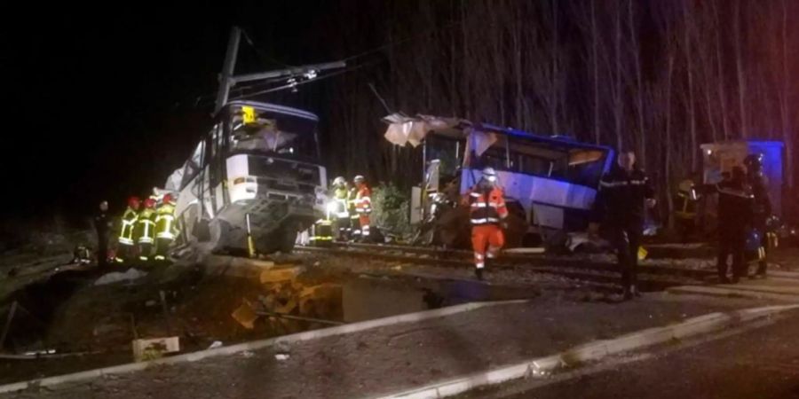 Die Zahl der Toten nach dem Unfall eines Schulbusses ist auf sechs gestiegen.