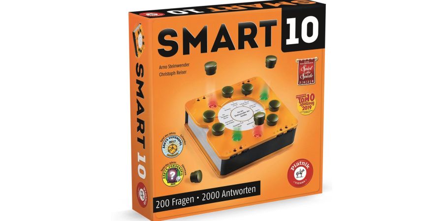«Smart10» von den Autoren Arno Steinwender und Christoph Reiser stammt aus dem Verlag Piatnik, kostet ca. 25 Euro und ist für 2 bis 8 Spielende ab 12 Jahren. Die Spieldauer beträgt 20 Minuten.
