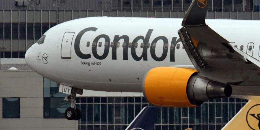 Ein Passagierflugzeug des Ferienfliegers Condor am Flughafen in Frankfurt am Main. Foto: Boris Roessler/dpa