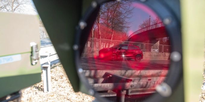 In Baden-Württemberg, Brandenburg und Nordrhein-Westfalen etwa will die Polizei über mehrere Tage verstärkt Temposünder aus dem Verkehr ziehen. In Baden-Württemberg, Brandenburg und Nordrhein-Westfalen etwa will die Polizei über mehrere Tage verstärkt Temposünder aus dem Verkehr ziehen.