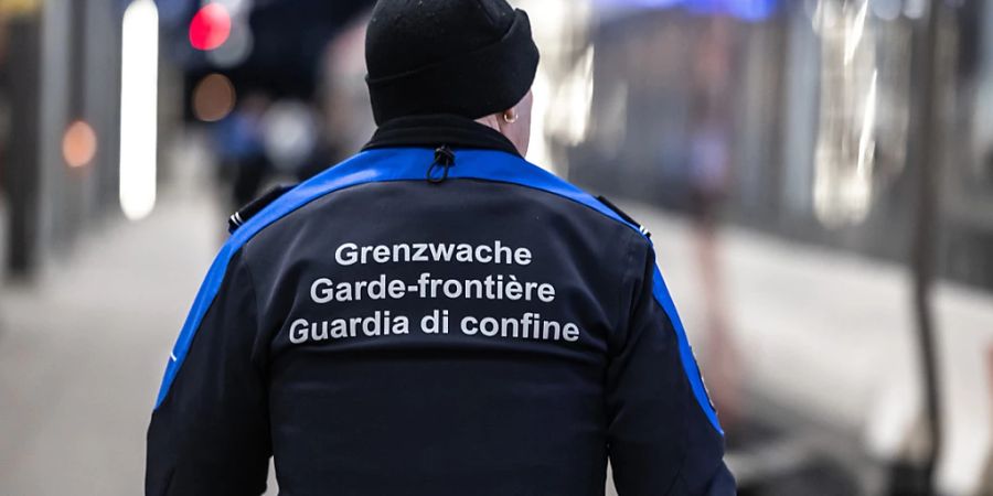 Grenzwächter am Bahnof Chiasso TI: Anhänger sämtlicher bürgerlichen Parteien fordern mehrheitlich eine Form der Kontingentierung bei der Einwanderung. (Symbolbild)