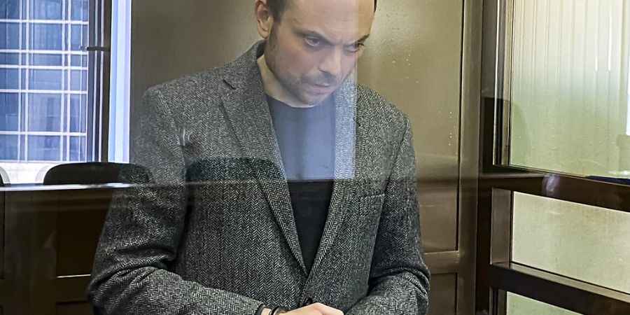 dpatopbilder - HANDOUT - Dieses vom Moskauer Stadtgericht veröffentlichte Foto zeigt Wladimir Kara-Mursa, Oppositionsaktivist aus Russland, der während der Urteilsverkündung. Foto: ---/The Moscow City Court/AP/dpa - ACHTUNG: Nur zur redaktionellen Verwendung im Zusammenhang mit der aktuellen Berichterstattung und nur mit vollständiger Nennung des vorstehenden Credits