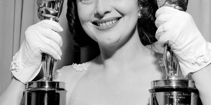Schauspielerin Olivia de Havilland hält zwei Oscars nach der Verleihung.