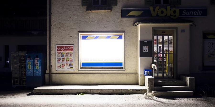 Auch ein Treffpunkt: Der Laden in Surrein GR, als es in dem Dorf 2016 noch keine Strassenbeleuchtung gab. (ArchivbildI