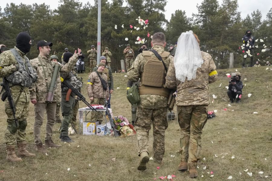 Das frisch vermählte Paar wird von den umstehenden Soldaten gefeiert.