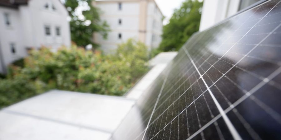 Ein Balkonkraftwerk hängt an einem Balkon. Die Nachfrage nach der eigenen Solaranlage auf dem Dach ist in Deutschland sprunghaft gestiegen.