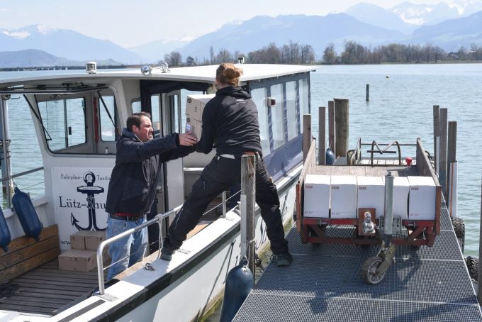 Von Juni-September fährt das Shuttle-Boot von Montag bis Freitag an schönen Tagen vom Hafen Rapperswil zur Insel. shuttle