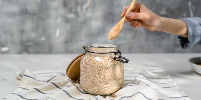 Haferflocken Brötchen löffeln zubeissen