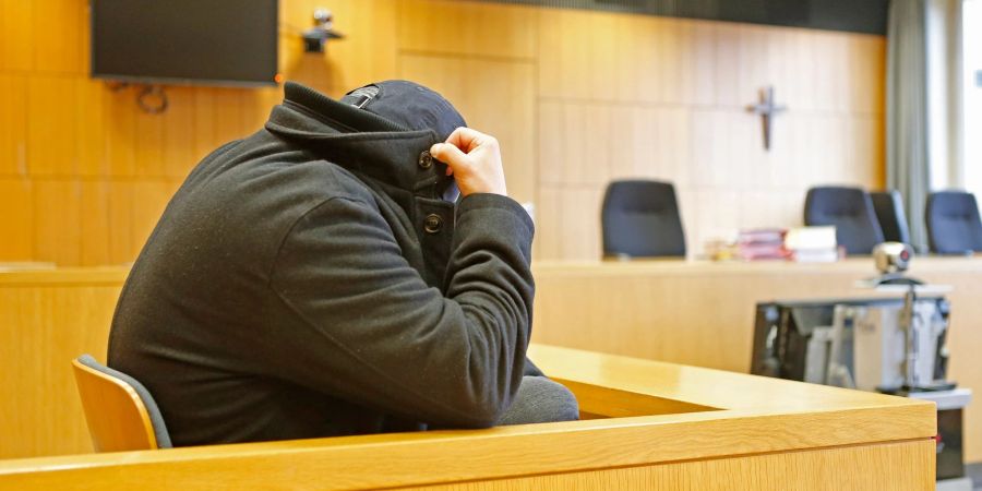 Der Angeklagte sitzt beim Auftakt seines Prozesses im Gerichtssaal in Traunstein.