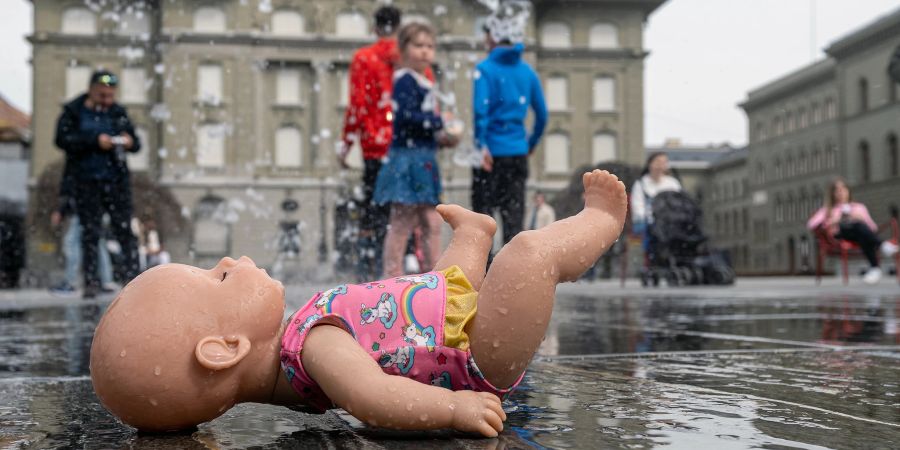 Kinderpuppe auf dem Bundesplatz. - Stadt Bern