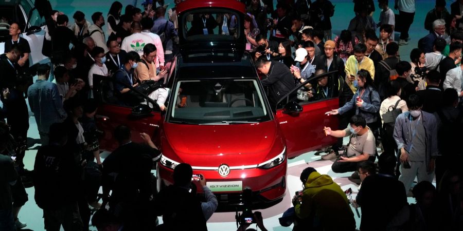 Besucher sehen sich auf der Automesse in Shanghai den Volkswagen ID.7 Vizzion an.