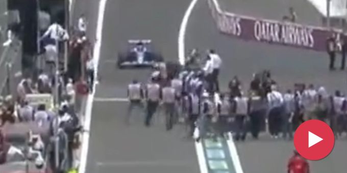 Beinahe-Katastrophe - F1-Star Ocon überfährt in Box fast Fotografen