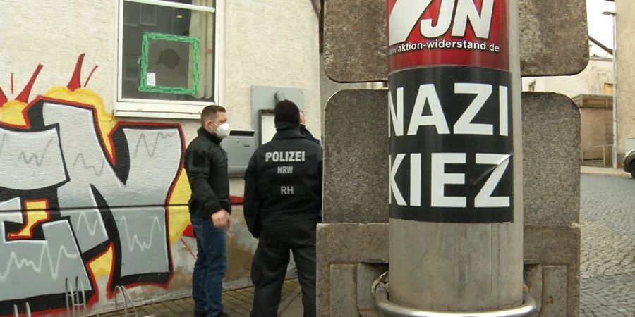 An einem Pfahl in Eisenach ist Anfang April 2022 ein Aufkleber mit der Aufschrift «Nazi Kiez» zu sehen. Ermittler gingen damals gegen mutmassliche Rechtsextremisten vor.