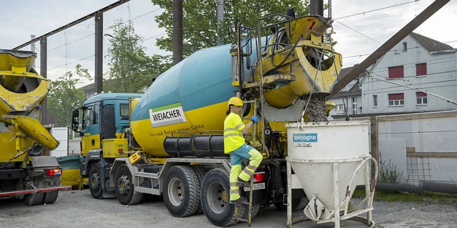 Die Schweiz hat mehr Zement ausgeliefert: Ein Betonmischfahrzeug auf eine Baustelle (Symbolbild).