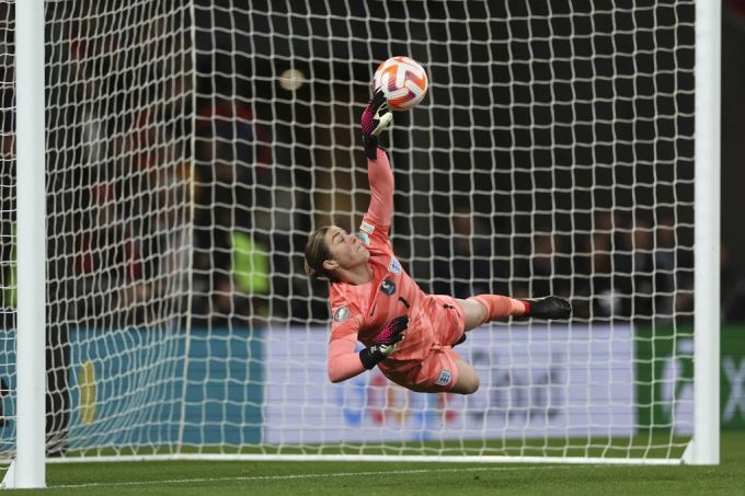 Im Penaltyschiessen fällt die Entscheidung zu Gunsten der Engländerinnen um Torhüterin Mary Earps. finalissima england