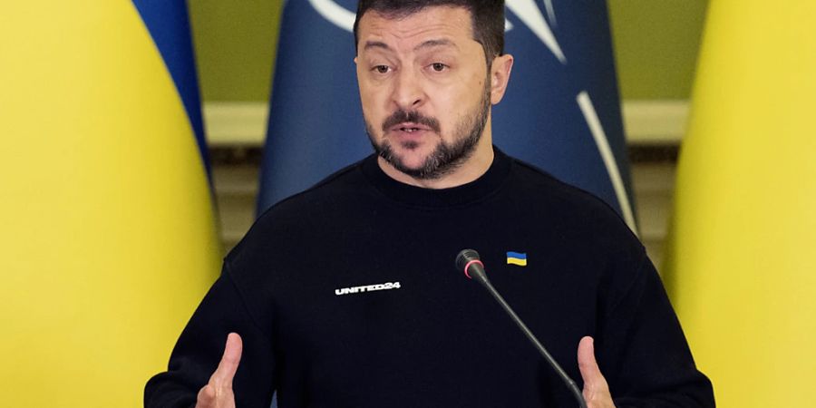 Der ukrainische Präsident Wolodymyr Selenskyj spricht am Nato-Kongress. Die Verschuldung seines Landes ist im vergangenes Jahr im Zuge des russischen Angriffskrieg auf fast 80 Prozent des BIP gestiegen. (Symbolbild)