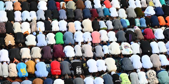 Menschen verrichten in der Al-Zahra-Moschee in Kairo das Eid al-Fitr-Gebet. Foto: Sayed Hassan/dpa Menschen verrichten in der Al-Zahra-Moschee in Kairo das Eid al-Fitr-Gebet. Foto: Sayed Hassan/dpa