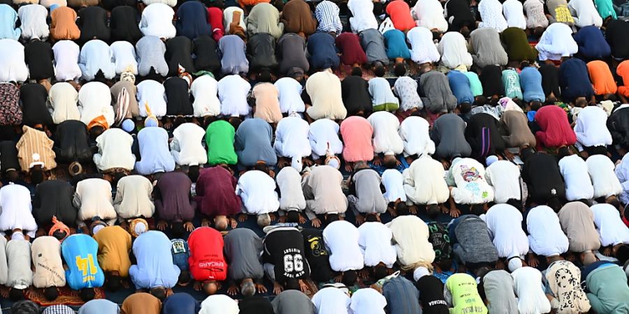 Menschen verrichten in der Al-Zahra-Moschee in Kairo das Eid al-Fitr-Gebet. Foto: Sayed Hassan/dpa