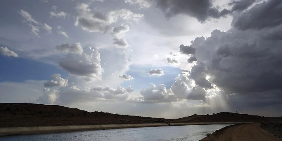 ARCHIV - Der All-American Canal transportiert Wasser aus dem Colorado River in das Imperial Valley. Foto: Gregory Bull/AP/dpa