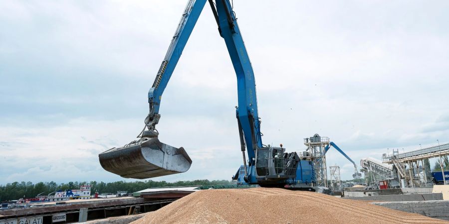 Ein Bagger lädt im Hafen von Ismajil in der Südukraine Getreide in ein Frachtschiff. Laut den Vereinten Nationen wurden bisher mehr als 30 Millionen Tonnen Getreide über die Häfen ausgeführt.