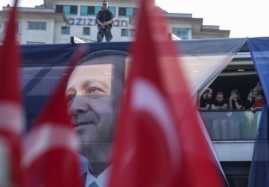 Zur Wahl stehen der bisherige Amtsinhaber Recep Tayyip Erdogan (AKP) ...