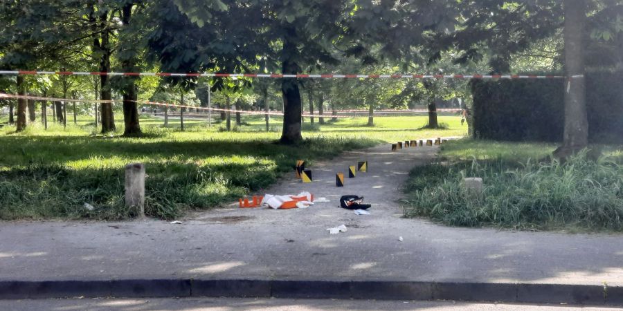 Markierungen der Polizei dokumentieren den Tatort in einem abgesperrten Bereich im Böcking-Park.