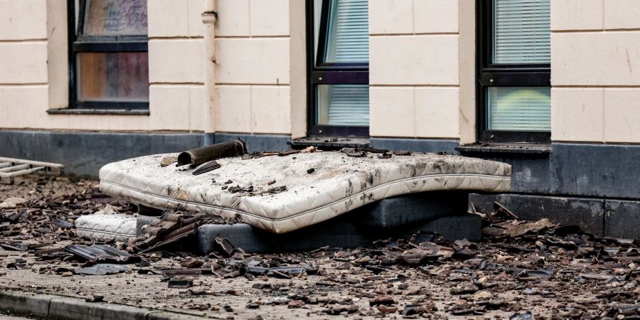 Matratzen, die dazu dienten, Sprünge von Menschen abzufedern, liegen in der Flensburger Neustadt vor einem Haus.