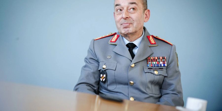 Carsten Breuer, Generalinspekteur der Bundeswehr, spricht im Verteidigungsministerium in einem Interview mit einem Journalisten der Deutschen Presse-Agentur.