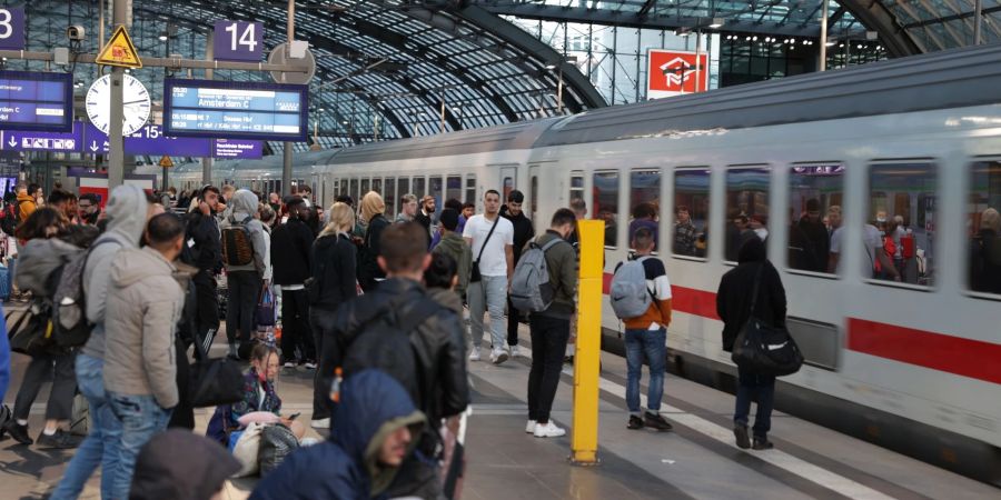 Reisende am Hauptbahnhof in Berlin warten auf den Zug nach Amsterdam.