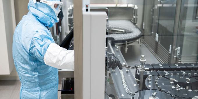Eine Fachkraft steht an einer Abfüll- und Verschliessanlage für pharmazeutische Produkte eines Unternehmens in Singen (Hohentwiel). Eine Fachkraft steht an einer Abfüll- und Verschliessanlage für pharmazeutische Produkte eines Unternehmens in Singen (Hohentwiel).