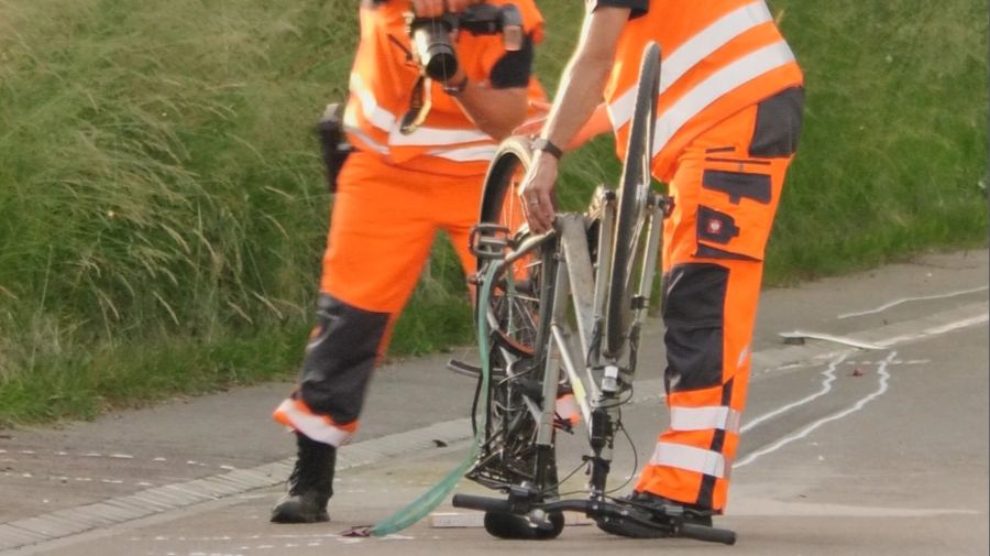 Das Fahrrad des Verkehrsopfers wird geborgen.