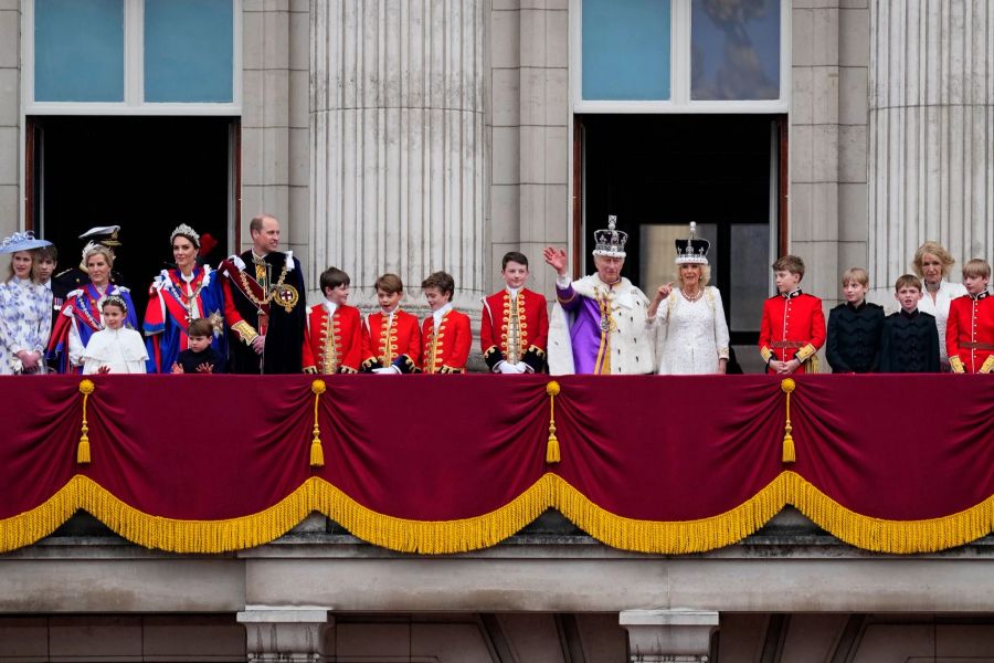 König Charles III. (6.v.r) und Königin Camilla (5.v.r) zusammen mit Lady Louise Windsor (l–r), Sophie, Herzogin von Edinburgh, Prinzessin Charlotte, Kate, Prinzessin von Wales, Prinz Louis.