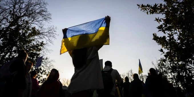 Ukrainische Flagge von Demonstrantin